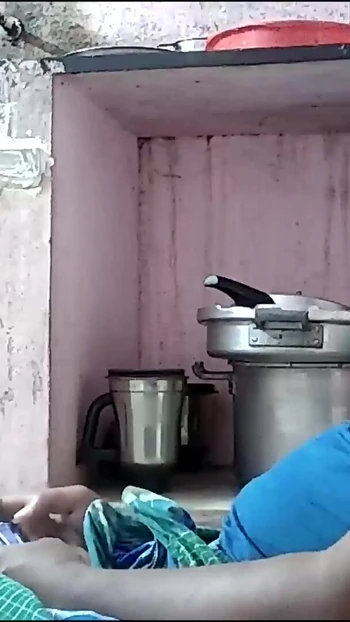 Эмоциональный момент из "Жена дези показывает и целуются с большими сиськами"