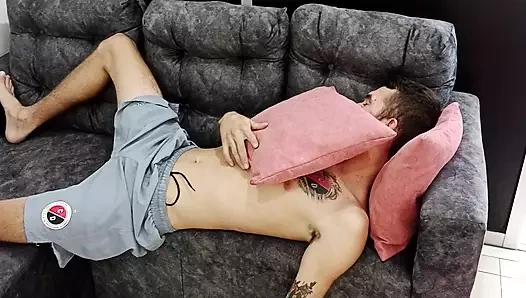 Dur, uzan ve beni sik - üvey erkek kardeşler sikişiyor