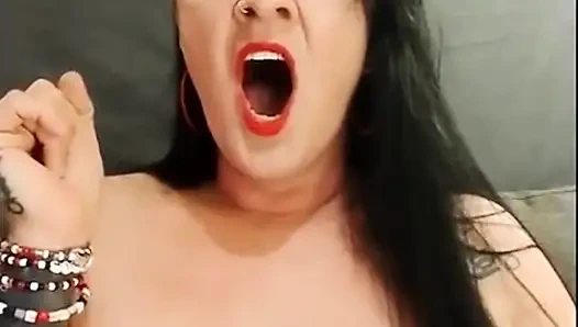Üstsüz esneyen kırmızı ruj