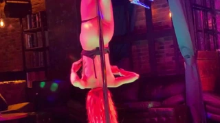 Çıkıntılı meme uçları olan çıplak bir sarışından striptiz