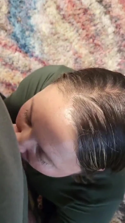 Süper seksi yarak emen tanrıça tekrar tekrar inlerken tüm o dölleri yutuyor | Klip 1