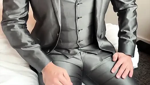 Parlak takım elbise, parlak ayakkabılar, parlak yarak