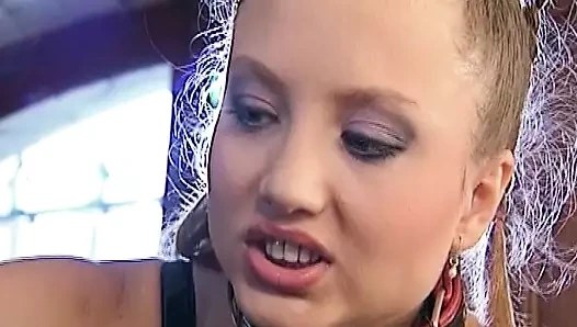 Sapık Alman kaltaklar ateşli grup sekste götlerini siktiriyor