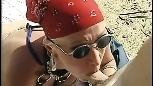 Deri vitesli şehvetli sürtük çölde genç bir delikanlının yarağına biniyor