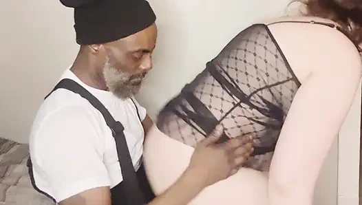 Orta yaşlı seksi kadın ev hanımı tesisatçıya siyah yarağını yutarak takdirini gösteriyor