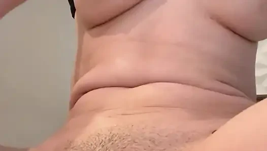 Sevimli Brezilyalı kız fışkırtana kadar amına mastürbasyon yapıyor