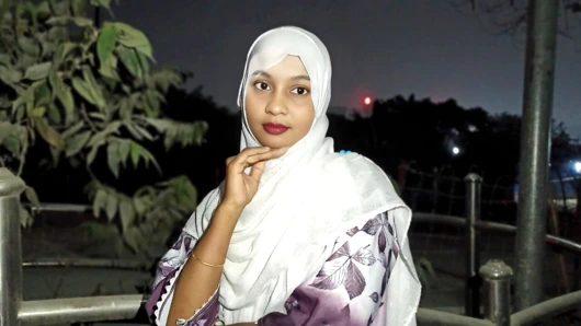 Açık havada Dakka gece sokakta uyanıyor her ikisi de romantizm güzel oda kayınbiraderi ile harika ilişki