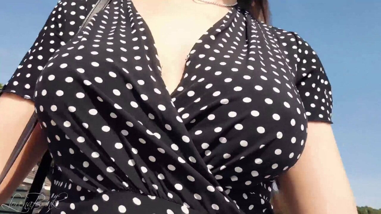 Boobwalk: puantiyeli elbise