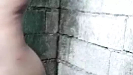 Genç kız umumi banyoda dışarıda mastürbasyon yapıyor