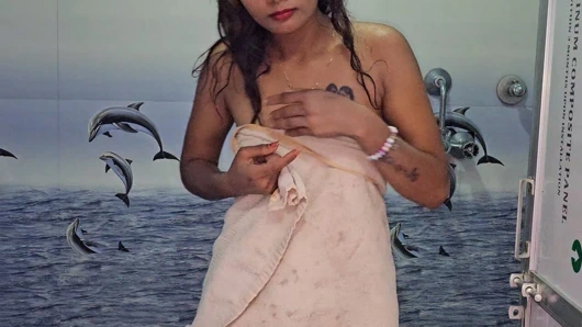 Hintli mohini genç kızla banyoda seks 18+