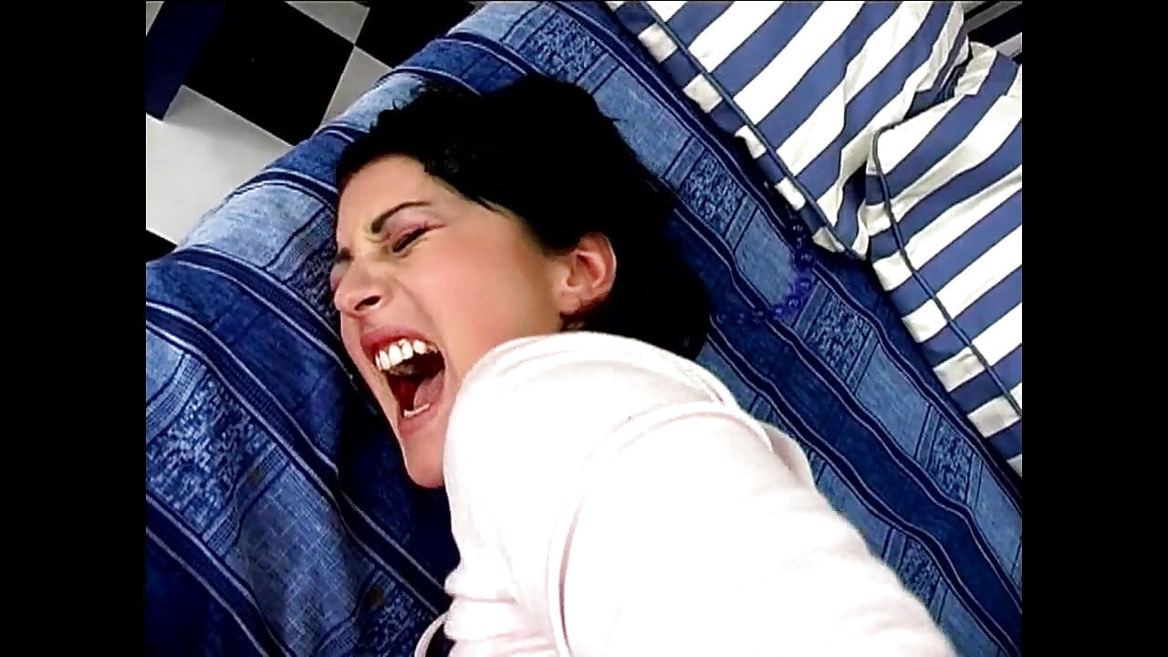 Simone Shine için vahşi anal oyunlar