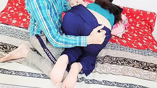 Hintli ateşli çift yatak odasında anal seks yapıyor, kocası seksi Hintçe sesli sert anal seksin tadını çıkarıyor, Hintli evli kadının anal seksi domaltmalı