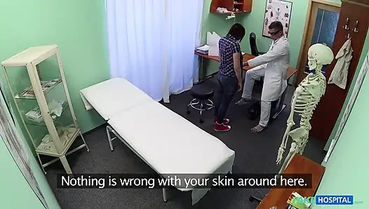 Fake hospital - doktor hastanın depresyonu iyileştirmek için ağır bir doz oral seks reçete ediyor