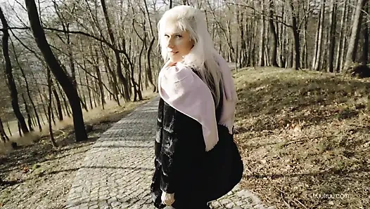 Tinder'dan rastgele adamla yürüyüşte riskli halka açık sikiş