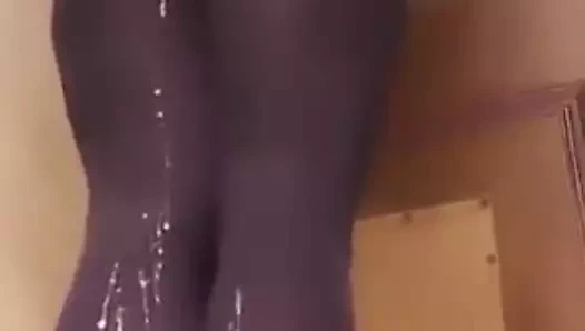 Kadın kılıklı sürtük eller olmadan boşalıyor