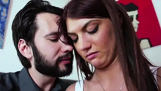 Vahşi genç kaltak zar zor sikilmeyi seviyor