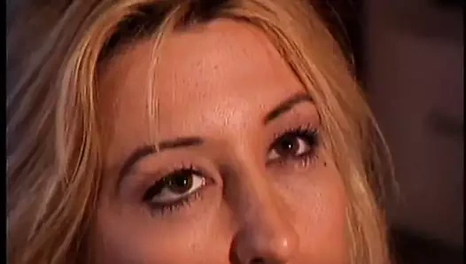 Müthiş bir vücut ile sevimli bir genç hottie bir çük tarafından dövülerek alır