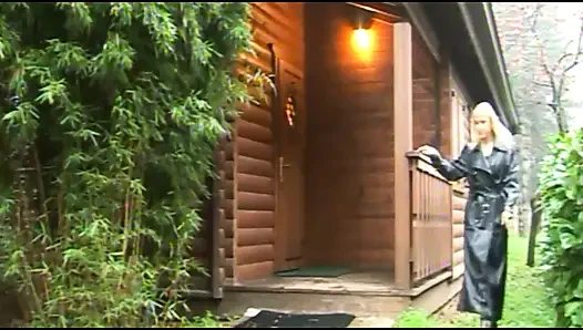 Zevk Almasını Sağlamak Için Amına Bir El Ve Kıçına Bir Horoz Baltalayın