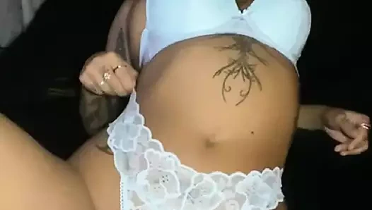 Tombul gotik sürtük sıkı küçük amcığını parmaklıyor