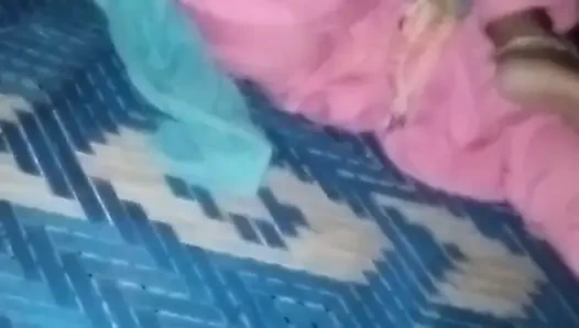 Bhabhi ne apni chut me mall under dalbaya