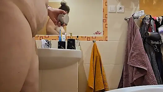 Büyük yumuşak doğal memeli ve büyük götlü sevimli iri güzel evli kadın duş alıyor