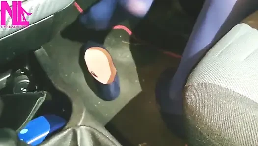 Benzin istasyonunda mavi külotlu çorap ve mavi dairelerde sarkma ve ayakkabı oyunu