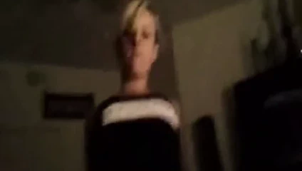 Sevimli sıska sarışın oyuncak üzerinde bir horoz