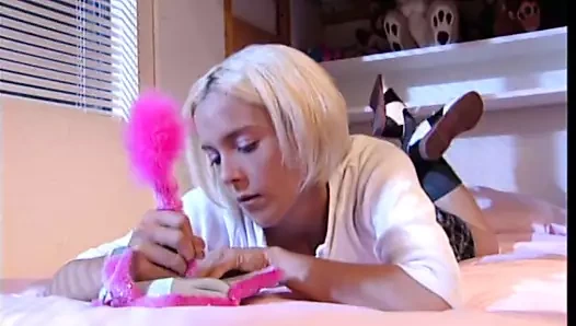 19 yaşındaki üniversiteli kız yurt odasında sikiliyor