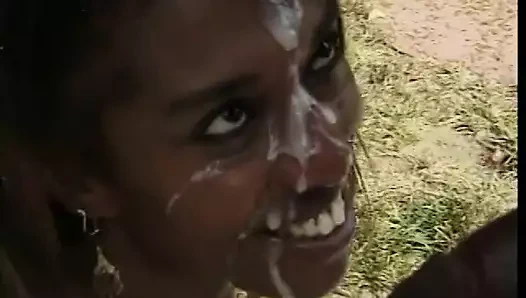 Buff black damızlık havuz başında çikolatalı küçük fahişeyi domaltarak sikiyor