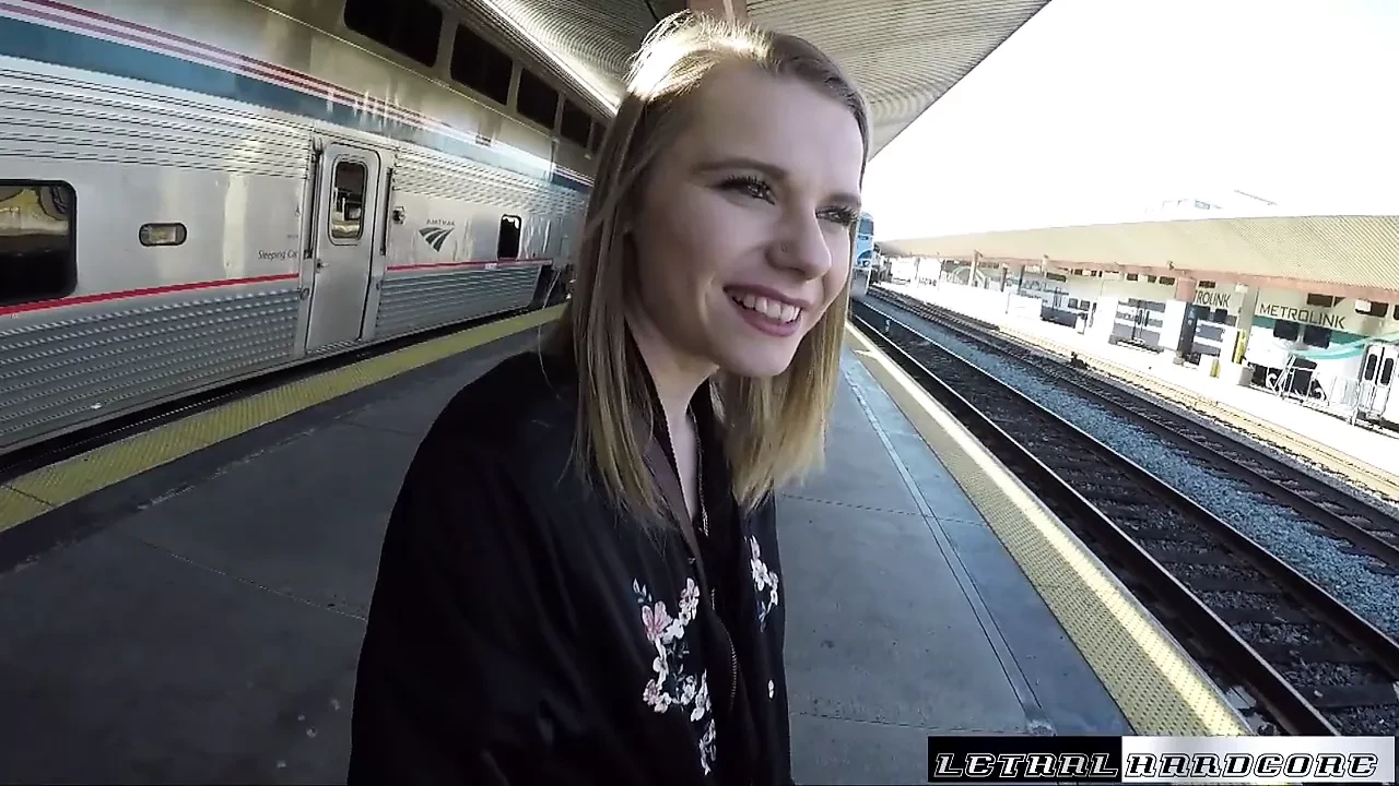 Catarina onu Rus kedi sürülmüş bir hızlı tren alır