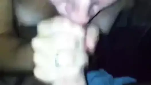 Hızlı ve öfkeli oral seks alır onu ağzına boşalmak 2