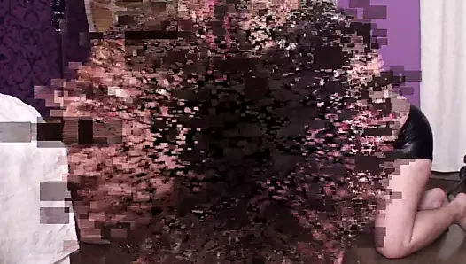 Seksi çekici bayanlar insan köpeğini küçük düşürmekten zevk alıyor