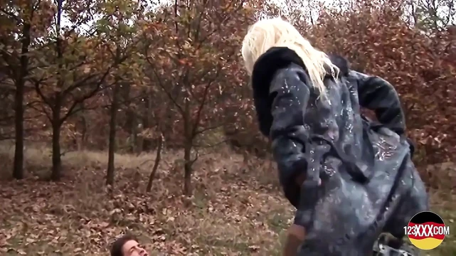 İnce sarışın orta yaşlı seksi kadın açıkta seks yapıyor