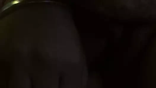 Jane fışkırıyor ve oyuncaklar ona kedi