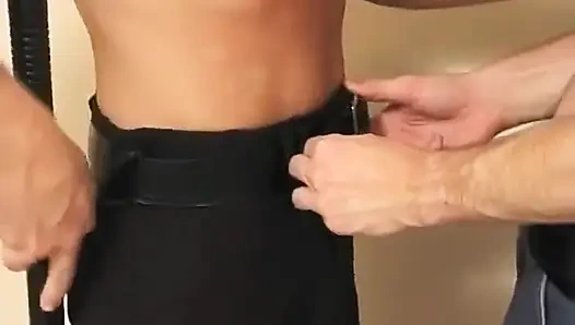 Polis, şüphelinin götünü sikmesini geri çekmesini istiyor