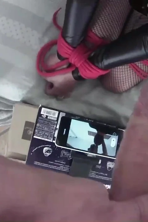 Милфу трахнули в рот с кляпом-кольцом