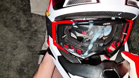Çıplak motorcu mxhelmet'inde mastürbasyon yapıyor
