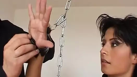 Güzel bir Alman sürtük hardcore sikiş ve BDSM eyleminden sonra yüz bakımı alır