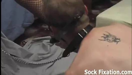 Ayaklarıma tapın ya da cezayla yüzleşin