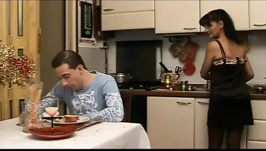 Genç erkek avcısı ve mutfakta ani seks