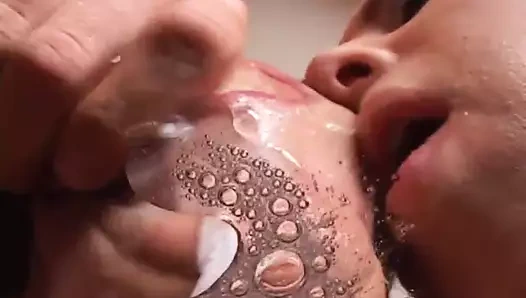 İç çamaşırlı sarışın üçlü grup sekste yarağın tadını çıkarıyor