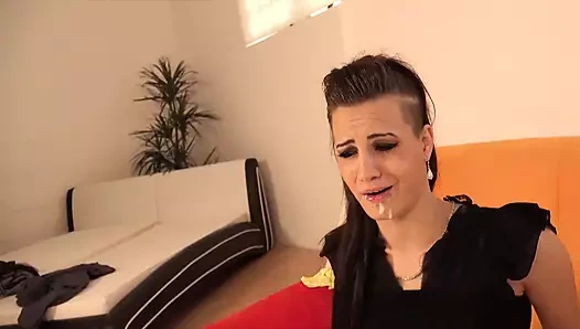 Büyük götlü büyük memeli üvey anne genç üvey kızına zenci veriyor