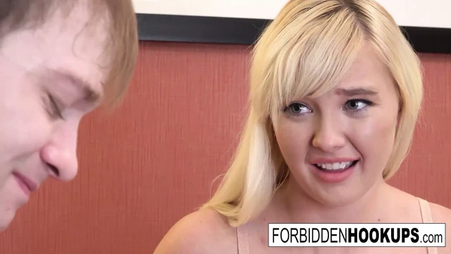 Busty sarışın üvey kardeşinin büyük horoz tarafından becerdin alır