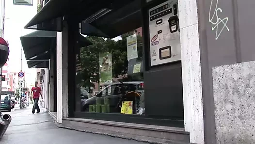 Genç adamla ateşli orta yaşlı seksi kadın!