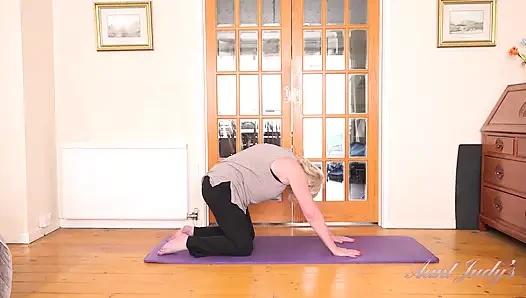Auntjudys - büyük memeli olgun orta yaşlı seksi kadın Amy - yaramaz yoga egzersizi