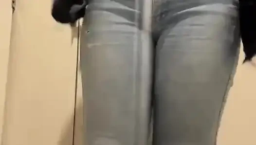 Büyük götlü kız herkesin içinde sallanıyor