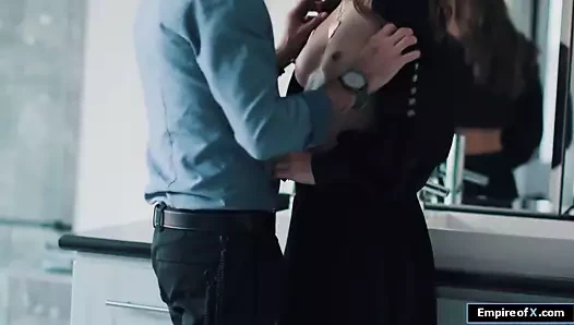 Bir adam amcığını yalıyor ve sonra küçük memeli esmer kız arkadaşını sikiyor