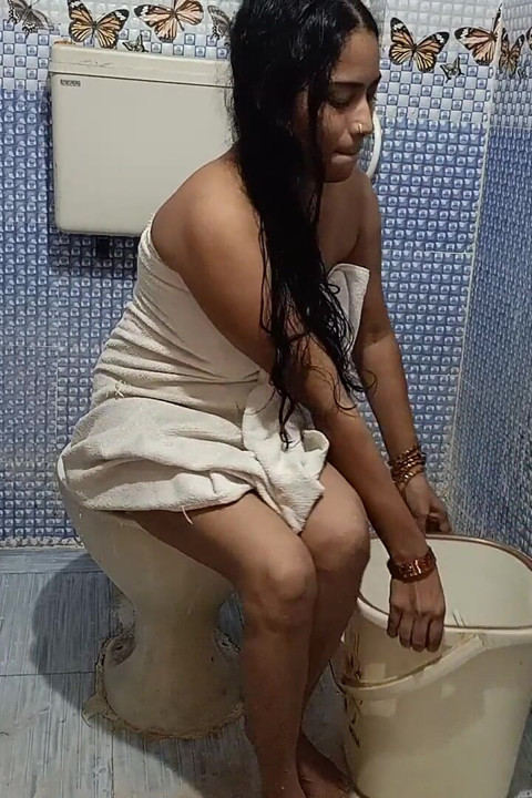 Büyük götlü Telugu Hyderabadi Hintli evli kadın duşta