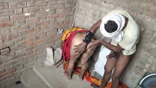 Masum köylü gelini azgın kayınpederinin Hintçe seks __Best sözleri üzerine düştü