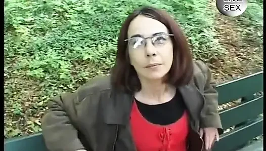 Kızıl saçlı kadın emiyor ve döl yiyor